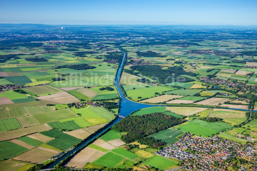 Edesbüttel von oben - Fluß- Delta und Strom- Mündung Elbe-Seitenkanal - Mittellandkanal in Edesbüttel im Bundesland Niedersachsen, Deutschland