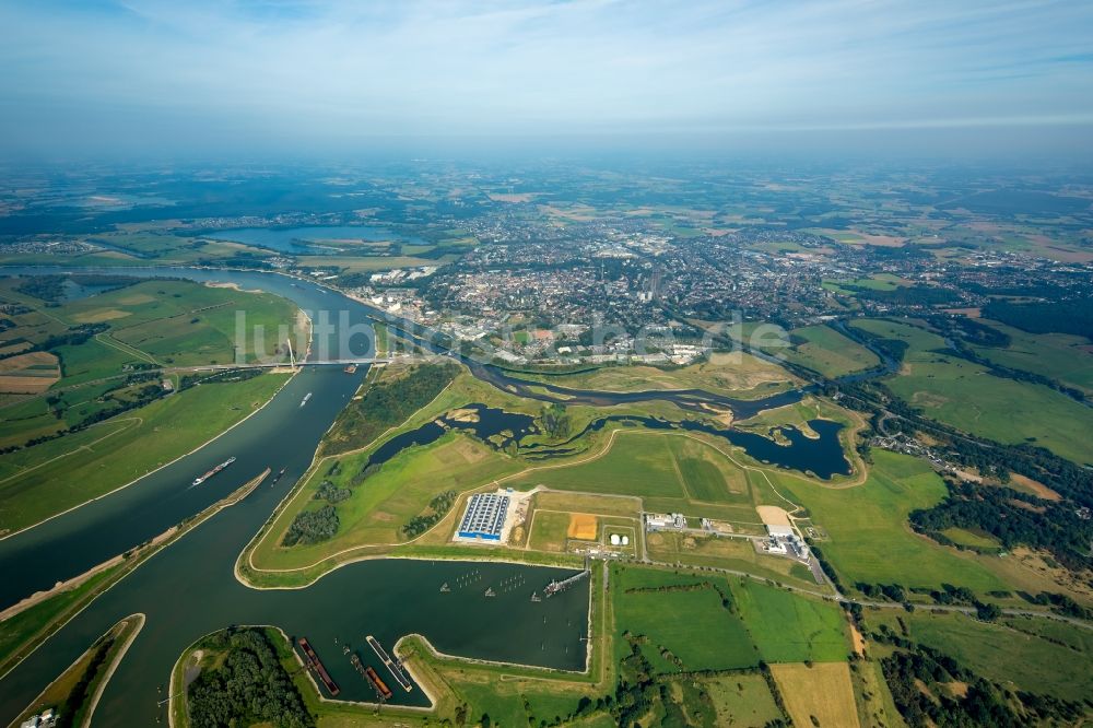 Wesel aus der Vogelperspektive: Fluß- Delta und Strom- Mündung des Flusses Lippe in Wesel im Bundesland Nordrhein-Westfalen