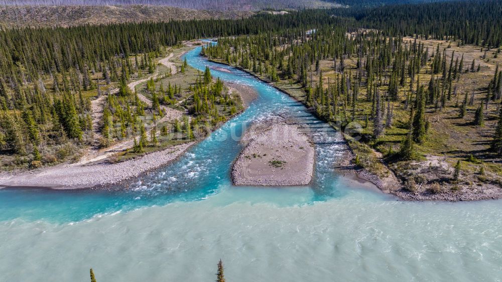 Saskatchewan River Crossing aus der Vogelperspektive: Fluß- Delta und Strom- Mündung Mistaya River and North Saskatchewan River in Saskatchewan River Crossing in Alberta, Kanada