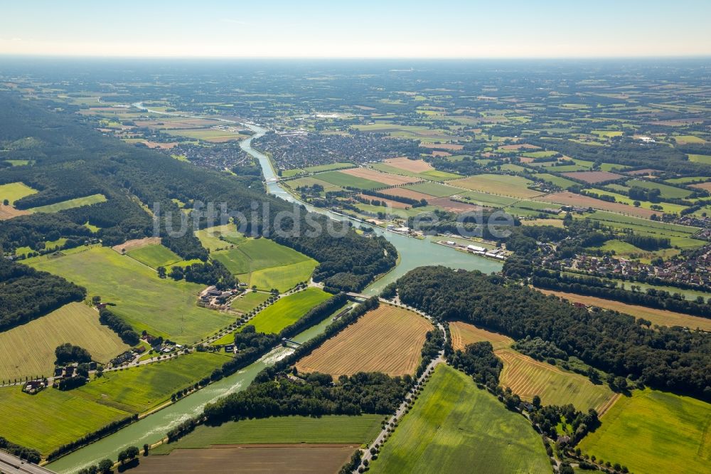 Hörstel aus der Vogelperspektive: Fluß- Delta und Strom- Mündung Mittellandkanal - Dortmund-Ems-Kanal im Ortsteil Bevergern in Hörstel im Bundesland Nordrhein-Westfalen, Deutschland