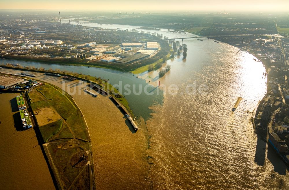 Duisburg aus der Vogelperspektive: Fluß- Delta und Strom- Mündung Rhein - Ruhr im Ortsteil Ruhrort in Duisburg im Bundesland Nordrhein-Westfalen, Deutschland