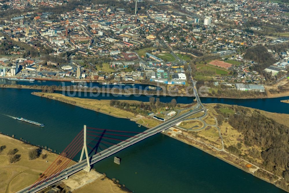 Wesel von oben - Fluß- Delta und Strom- Mündung zwischen Lippemündung und Rhein im Ortsteil Lippedorf in Wesel im Bundesland Nordrhein-Westfalen, Deutschland