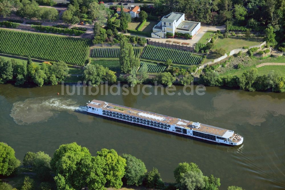 Aschaffenburg von oben - Fluss- Kreuzfahrt- Schiff auf dem Fluss Main und Pompejanum am Hochufer des Mains in Aschaffenburg im Bundesland Bayern