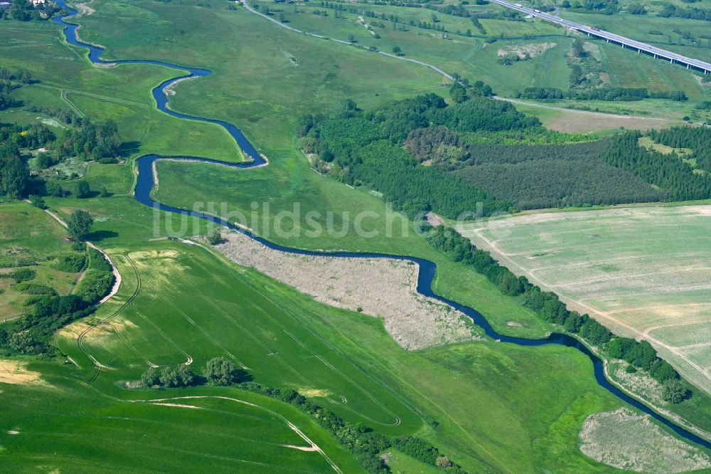 Luftbild Breest - Fluß - Kurvenverlauf der Tollense inmitten landwirtschaftlich genutzter Felder in Breest im Bundesland Mecklenburg-Vorpommern, Deutschland