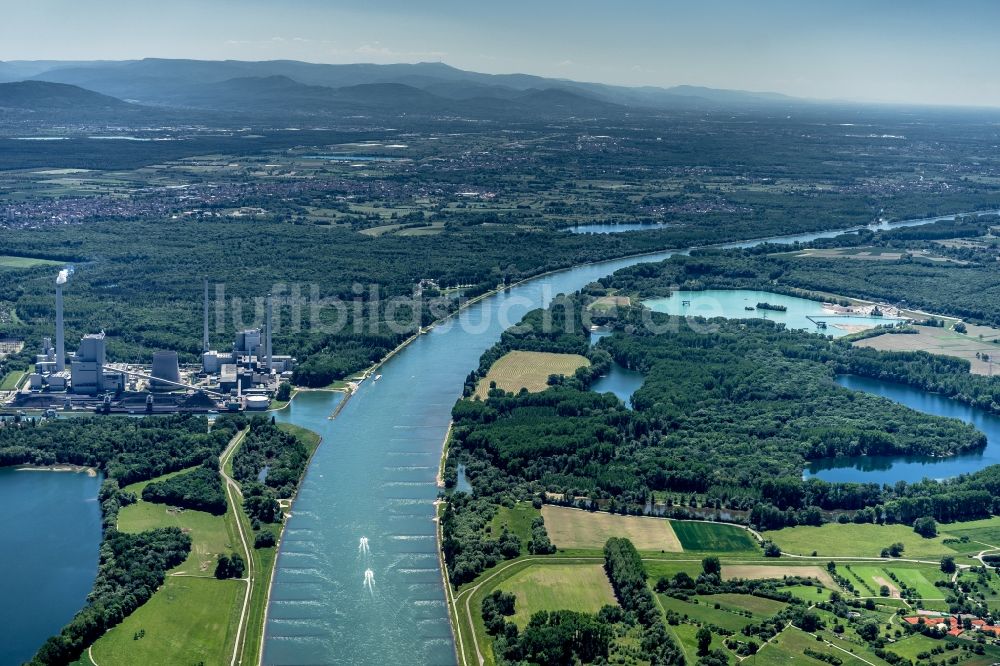 Karlsruhe von oben - Fluss Landschaft Am Rhein mit Hafeneinfahrt in Karlsruhe im Bundesland Baden-Württemberg, Deutschland