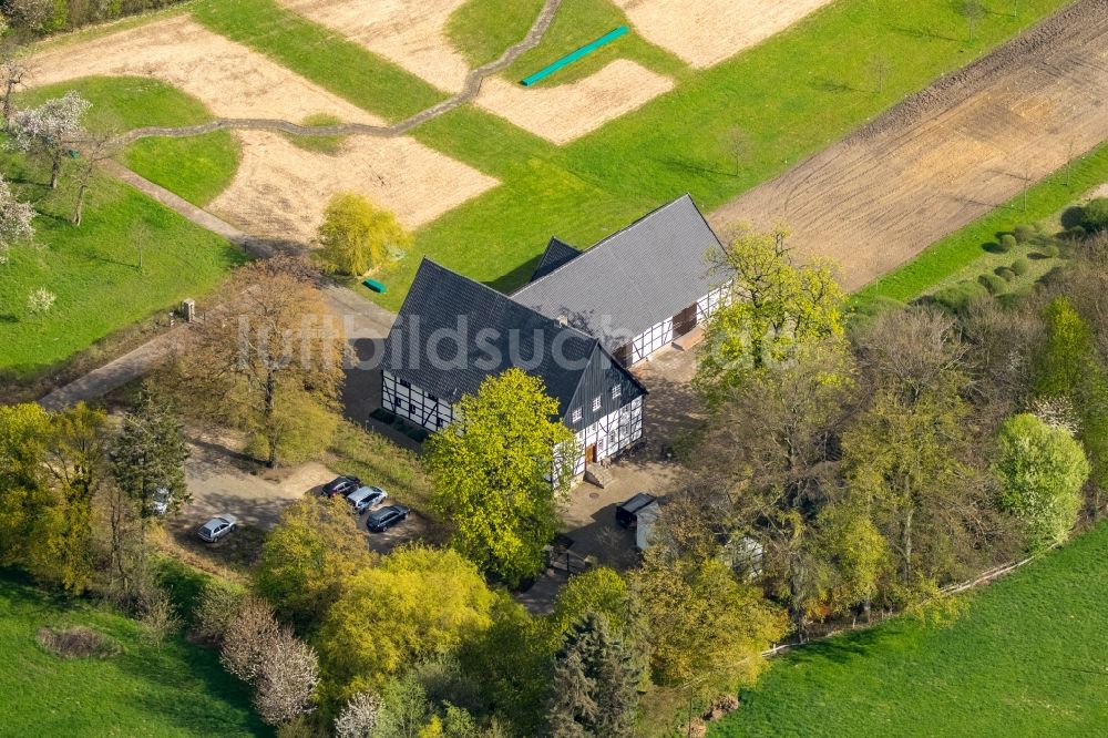 Holzwickede von oben - Fluß- Quelle und Ursprung der Emscher am Emscherquellhof in Holzwickede im Bundesland Nordrhein-Westfalen