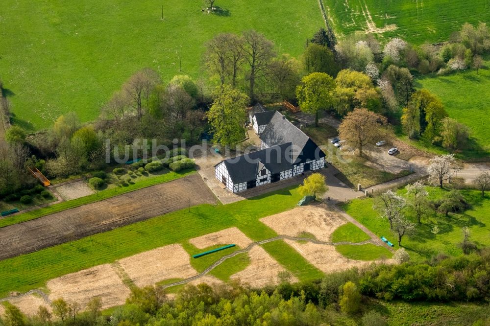 Luftaufnahme Holzwickede - Fluß- Quelle und Ursprung der Emscher am Emscherquellhof in Holzwickede im Bundesland Nordrhein-Westfalen