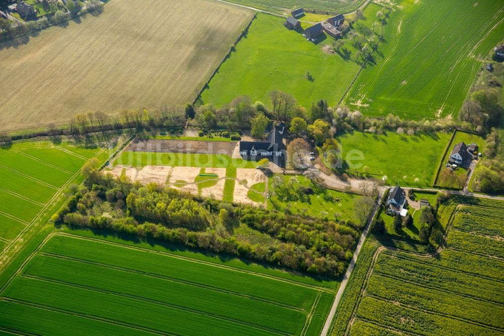 Holzwickede aus der Vogelperspektive: Fluß- Quelle und Ursprung der Emscher am Emscherquellhof in Holzwickede im Bundesland Nordrhein-Westfalen