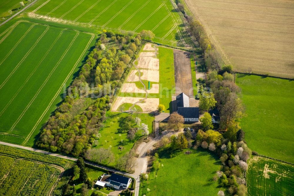 Luftaufnahme Holzwickede - Fluß- Quelle und Ursprung der Emscher am Emscherquellhof in Holzwickede im Bundesland Nordrhein-Westfalen