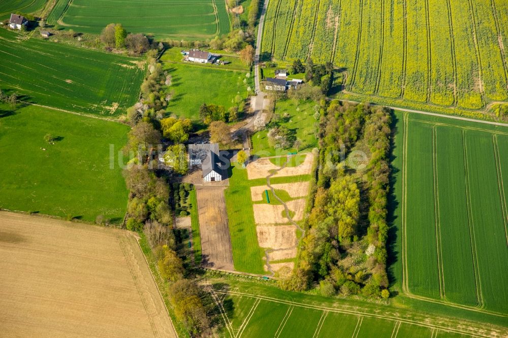 Holzwickede aus der Vogelperspektive: Fluß- Quelle und Ursprung der Emscher am Emscherquellhof in Holzwickede im Bundesland Nordrhein-Westfalen