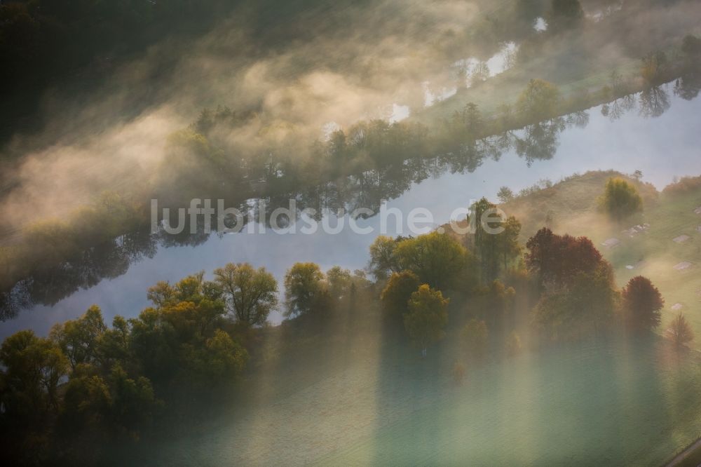 Mülheim an der Ruhr aus der Vogelperspektive: Fluss Ruhr und Ruhrtal im Nebel in Mülheim an der Ruhr im Bundesland Nordrhein-Westfalen