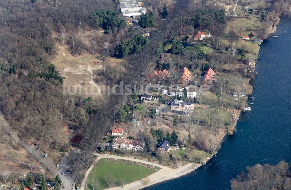 Berlin aus der Vogelperspektive: Fluss- Uferbereich an der Havel im Ortsteil Kladow in Berlin