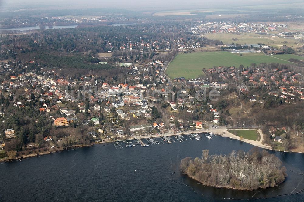 Berlin aus der Vogelperspektive: Fluss- Uferbereich an der Havel im Ortsteil Kladow in Berlin