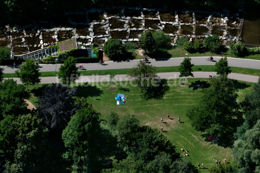 Freiburg im Breisgau von oben - Fluss- Uferbereichen der Dreisam bei Niedrigwasser in Freiburg im Breisgau im Bundesland Baden-Württemberg, Deutschland