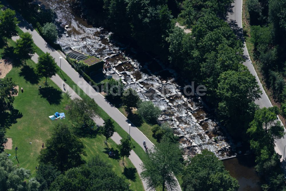 Freiburg im Breisgau aus der Vogelperspektive: Fluss- Uferbereichen der Dreisam bei Niedrigwasser in Freiburg im Breisgau im Bundesland Baden-Württemberg, Deutschland