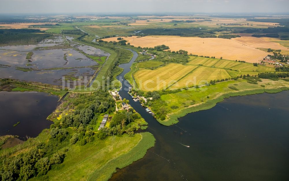 Luftaufnahme Dargun - Fluß- Ursprung der Peene in Dargun im Bundesland Mecklenburg-Vorpommern