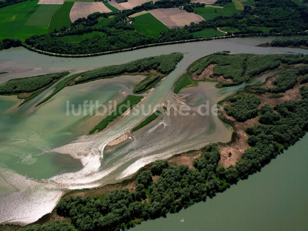 Stubenberg aus der Vogelperspektive: Flussbett und Umgebung des Inn in Stubenberg im Bundesland Bayern