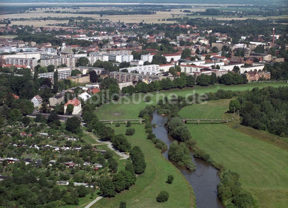 Luftaufnahme Forst - Flußbett am Verlauf der Neiße am Stadtrand von Forst zur Grenze nach Polen in der Lausitz im Bundesland Brandenburg