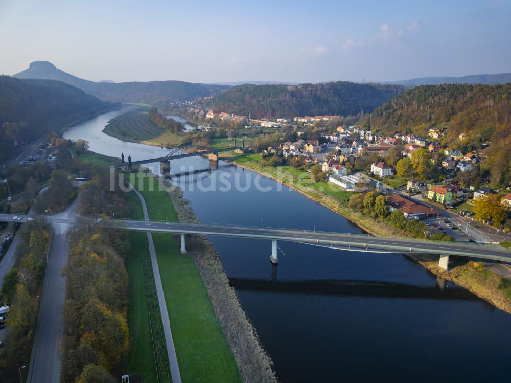 Bad Schandau von oben - Flußbrücke über die Elbe in Bad Schandau im Bundesland Sachsen, Deutschland