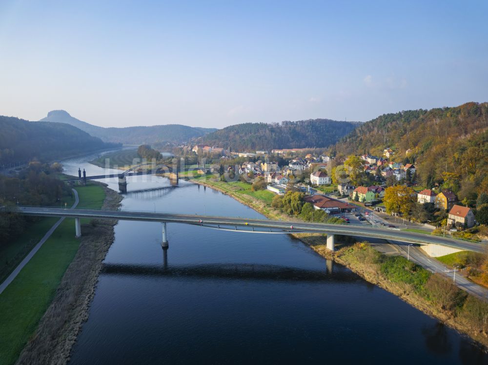 Bad Schandau aus der Vogelperspektive: Flußbrücke über die Elbe in Bad Schandau im Bundesland Sachsen, Deutschland