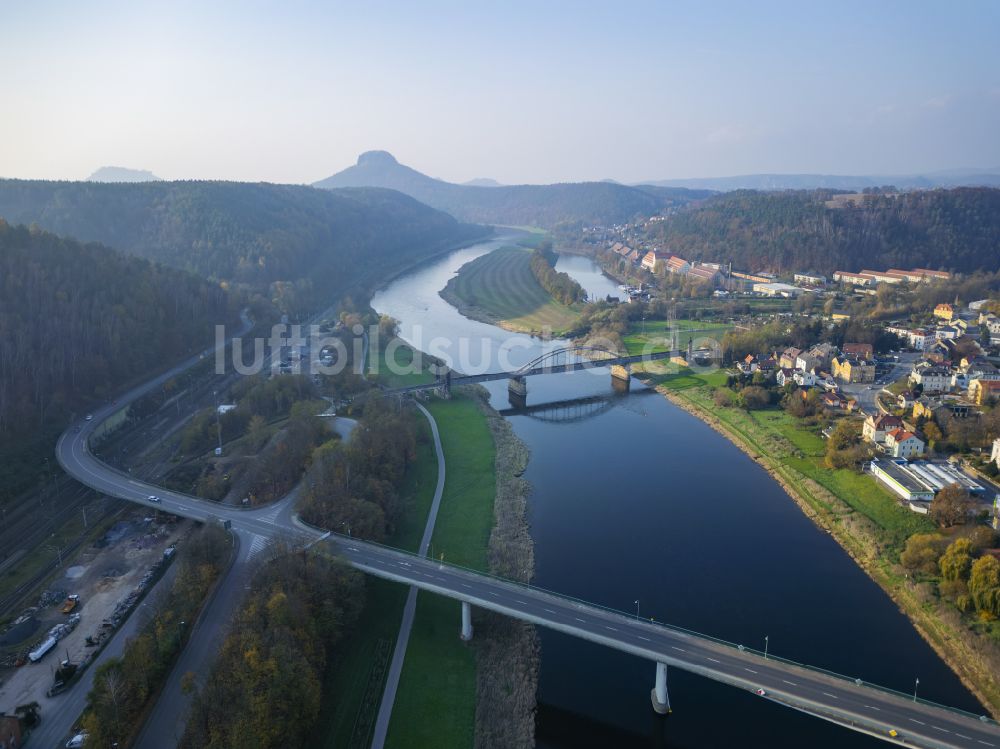 Luftaufnahme Bad Schandau - Flußbrücke über die Elbe in Bad Schandau im Bundesland Sachsen, Deutschland