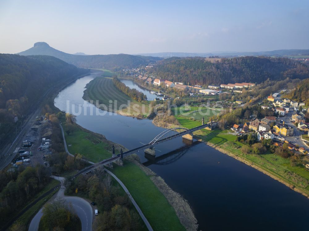 Bad Schandau aus der Vogelperspektive: Flußbrücke über die Elbe in Bad Schandau im Bundesland Sachsen, Deutschland