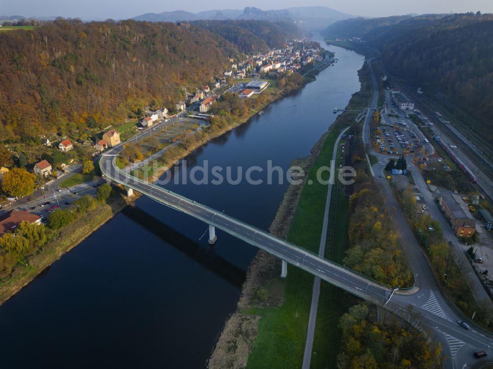 Luftaufnahme Bad Schandau - Flußbrücke über die Elbe in Bad Schandau im Bundesland Sachsen, Deutschland