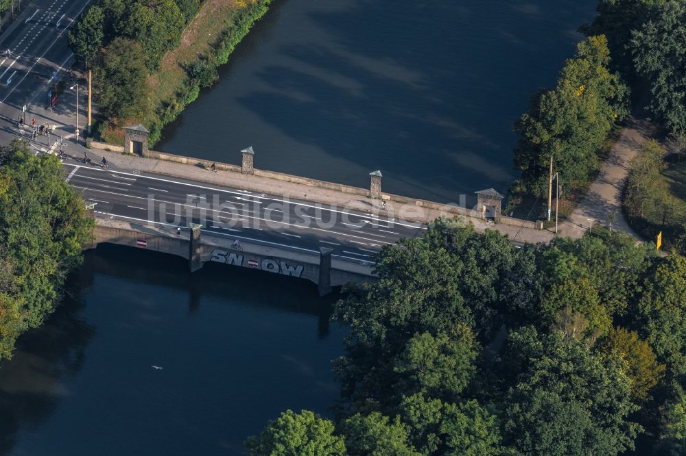 Leipzig von oben - Flussbrücke über das Elsterflutbett an der Käthe-Kollwitz-Straße in Leipzig im Bundesland Sachsen, Deutschland