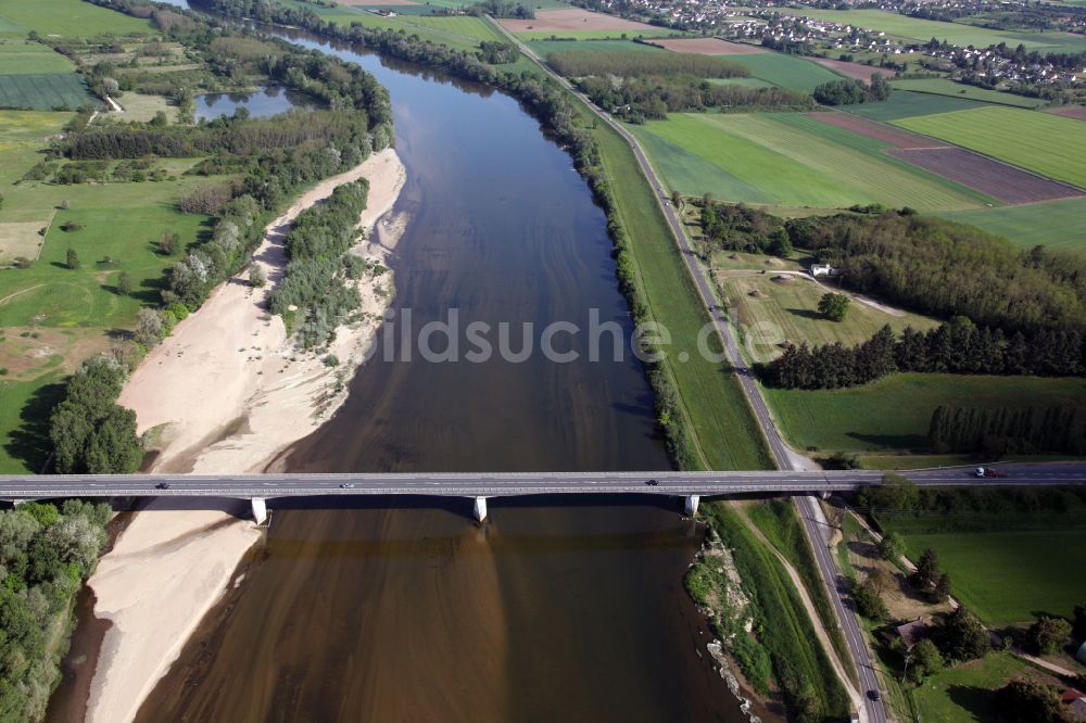 Gien aus der Vogelperspektive: Flußbrücke über die Loire in Gien in Centre-Val de Loire, Frankreich