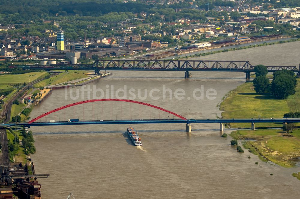 Luftbild Duisburg - Flußbrücke über den Rhein Brücke der Solidarität in Duisburg im Bundesland Nordrhein-Westfalen, Deutschland