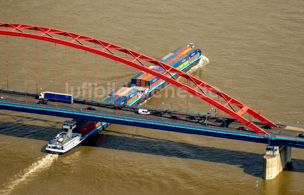 Luftaufnahme Duisburg - Flußbrücke über den Rhein Brücke der Solidarität in Duisburg im Bundesland Nordrhein-Westfalen, Deutschland