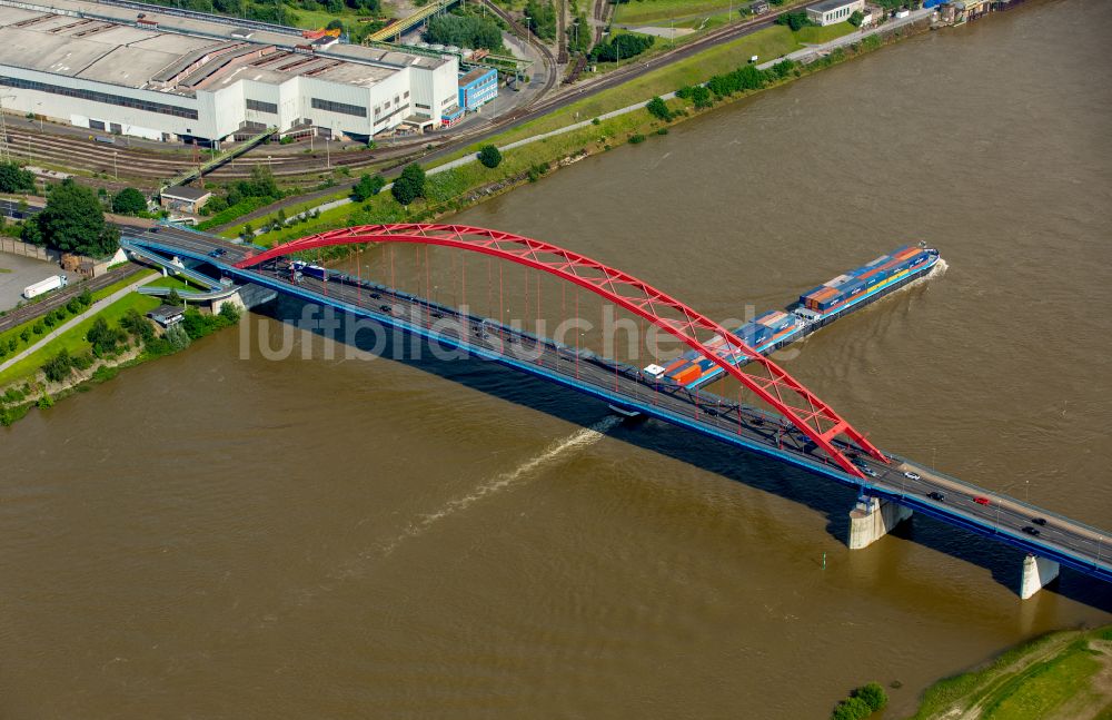 Duisburg von oben - Flußbrücke über den Rhein Brücke der Solidarität in Duisburg im Bundesland Nordrhein-Westfalen, Deutschland