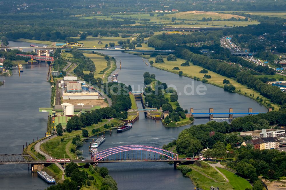 Duisburg aus der Vogelperspektive: Flußbrücke über den Rhein Brücke der Solidarität in Duisburg im Bundesland Nordrhein-Westfalen, Deutschland