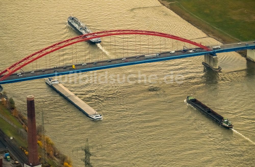 Duisburg aus der Vogelperspektive: Flußbrücke über den Rhein Brücke der Solidarität in Duisburg im Bundesland Nordrhein-Westfalen, Deutschland