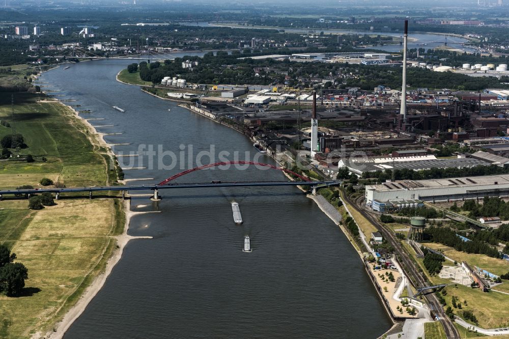 Duisburg aus der Vogelperspektive: Flußbrücke über den Rhein Brücke der Solidarität in Duisburg im Bundesland Nordrhein-Westfalen, Deutschland