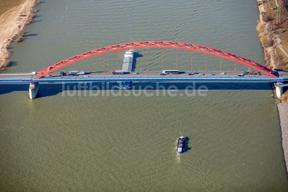 Luftaufnahme Duisburg - Flußbrücke über den Rhein Brücke der Solidarität in Duisburg im Bundesland Nordrhein-Westfalen, Deutschland