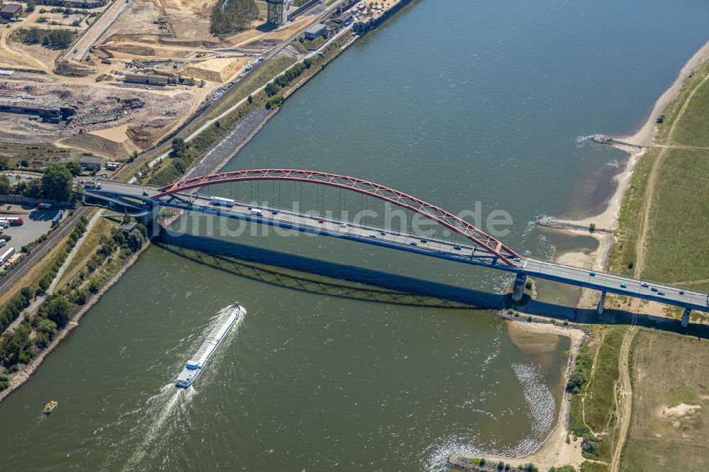 Duisburg aus der Vogelperspektive: Flußbrücke über den Rhein Brücke der Solidarität in Duisburg im Bundesland Nordrhein-Westfalen, Deutschland