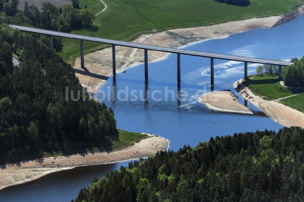 Neunburg vorm Wald aus der Vogelperspektive: Flußbrücke über die Schwarzach in Neunburg vorm Wald im Bundesland Bayern, Deutschland