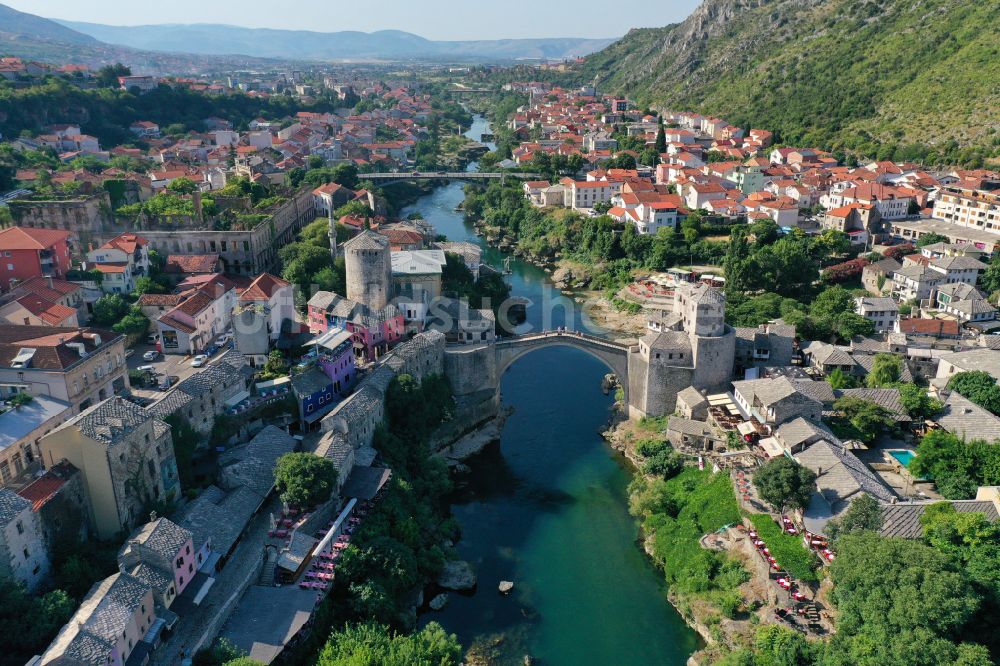 Mostar von oben - Flußbrücke über die Ufer des Neretva in Mostar in Federacija Bosne i Hercegovine, Bosnien und Herzegowina