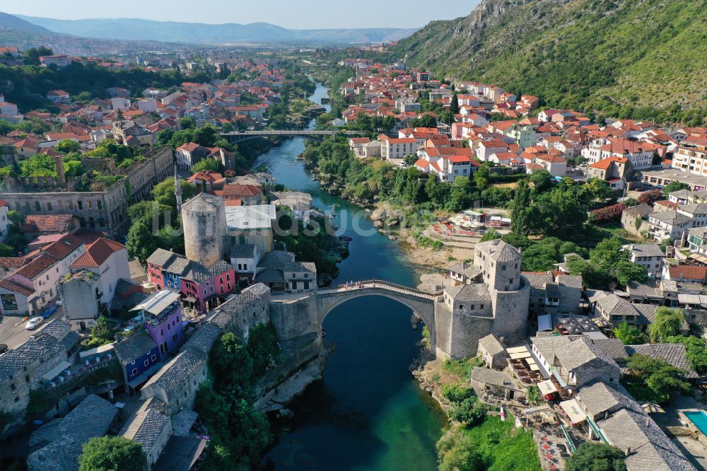 Mostar aus der Vogelperspektive: Flußbrücke über die Ufer des Neretva in Mostar in Federacija Bosne i Hercegovine, Bosnien und Herzegowina