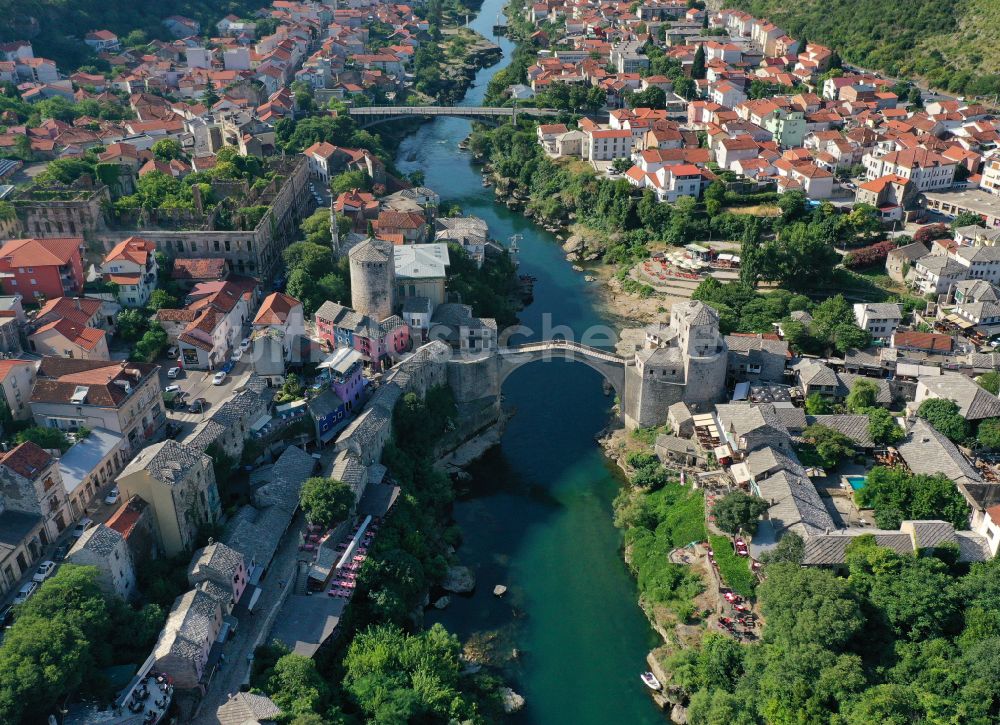 Luftaufnahme Mostar - Flußbrücke über die Ufer des Neretva in Mostar in Federacija Bosne i Hercegovine, Bosnien und Herzegowina