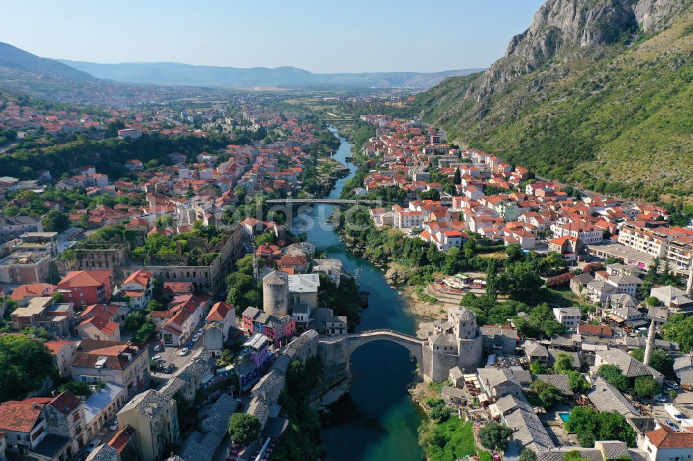 Mostar von oben - Flußbrücke über die Ufer des Neretva in Mostar in Federacija Bosne i Hercegovine, Bosnien und Herzegowina