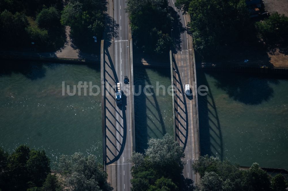 Braunschweig aus der Vogelperspektive: Flußbrücke in Braunschweig im Bundesland Niedersachsen, Deutschland