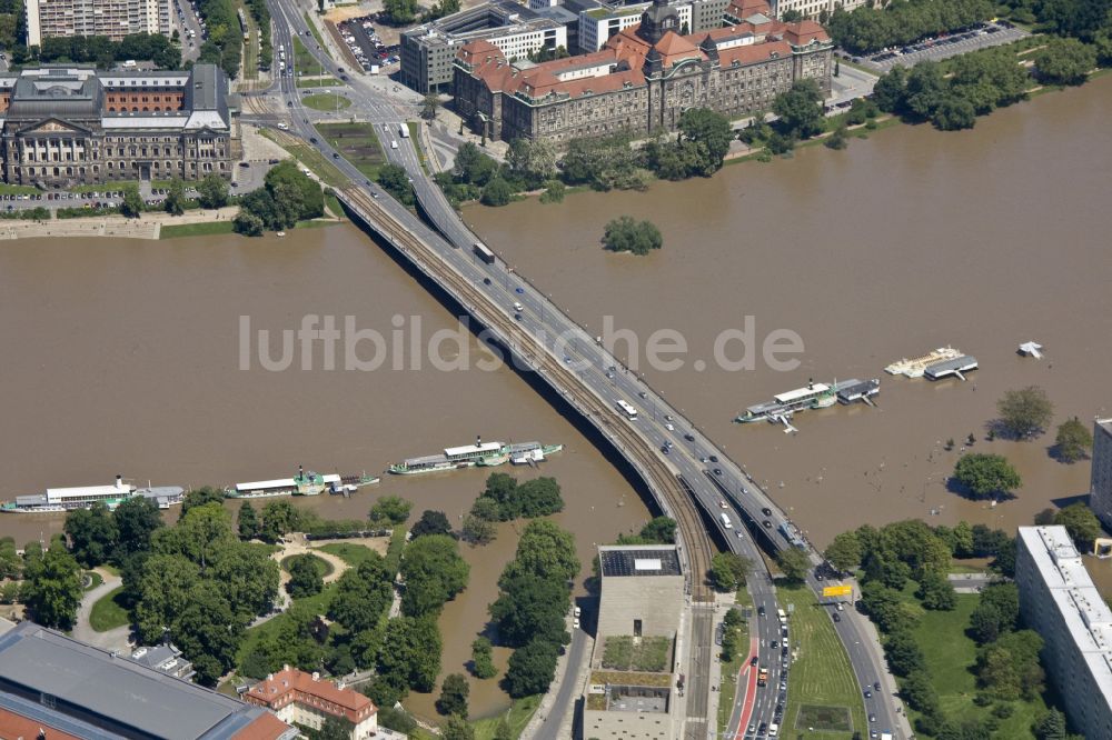 Dresden aus der Vogelperspektive: Flußbrücke Carolabrücke über die Hochwasser führende Elbe in Dresden im Bundesland Sachsen, Deutschland