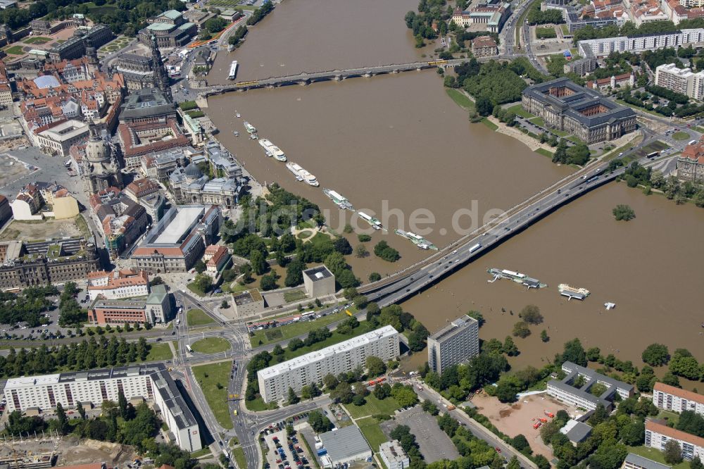 Luftbild Dresden - Flußbrücke Carolabrücke über die Hochwasser führende Elbe in Dresden im Bundesland Sachsen, Deutschland