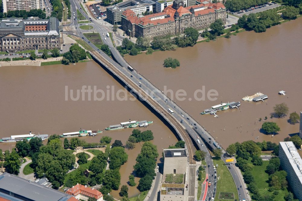 Dresden aus der Vogelperspektive: Flußbrücke Carolabrücke über die Hochwasser führende Elbe in Dresden im Bundesland Sachsen, Deutschland