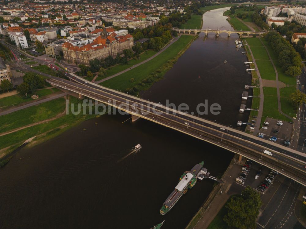 Dresden aus der Vogelperspektive: Flußbrücke Carolabrücke in Dresden im Bundesland Sachsen, Deutschland