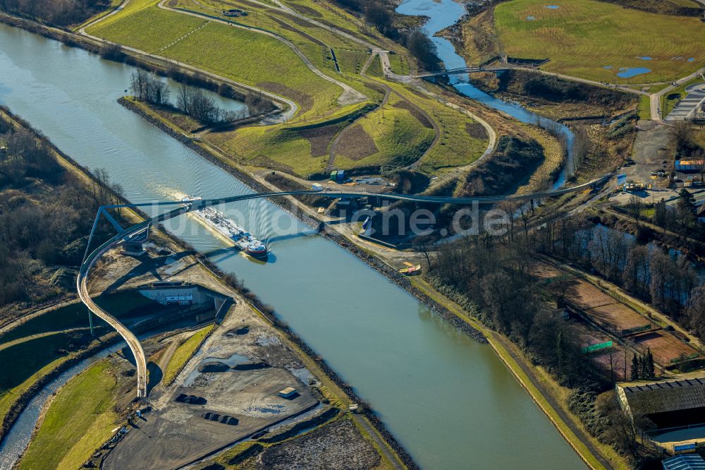Castrop-Rauxel aus der Vogelperspektive: Flußbrücke Cassurker Schwinge über den Rhein-Herne-Kanal - Emscher in Castrop-Rauxel im Bundesland Nordrhein-Westfalen, Deutschland