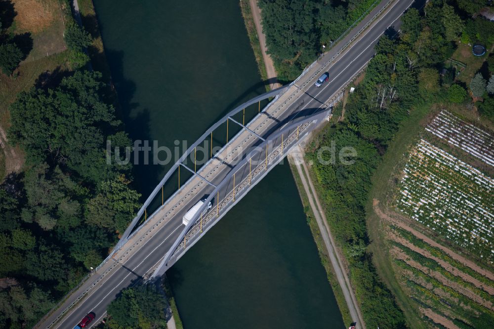 Luftbild Braunschweig - Flußbrücke entlang der B214 in Braunschweig im Bundesland Niedersachsen, Deutschland