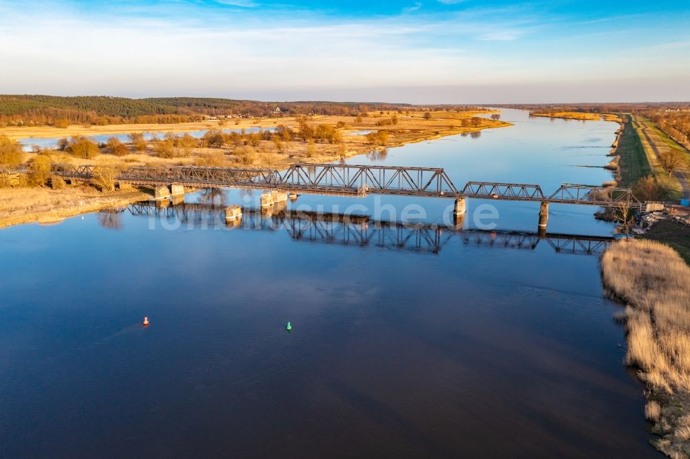 Siekierki aus der Vogelperspektive: Flußbrücke Europabrücke über die Oder in Siekierki in Woiwodschaft Westpommern, Polen